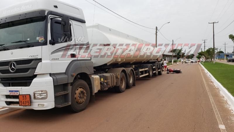 Motociclista é socorrido pelos bombeiros após atingir carreta estacionada na Avenida Norte Sul, em Rolim de Moura Motociclista é socorrido pelos bombeiros após atingir carreta estacionada na Avenida Norte Sul, em Rolim de Moura