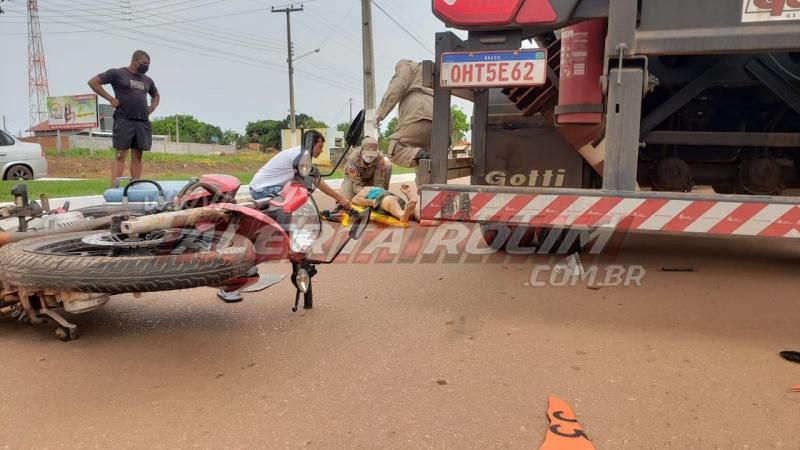 Motociclista é socorrido pelos bombeiros após atingir carreta estacionada na Avenida Norte Sul, em Rolim de Moura Motociclista é socorrido pelos bombeiros após atingir carreta estacionada na Avenida Norte Sul, em Rolim de Moura