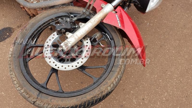 Motociclista é socorrido pelos bombeiros após atingir carreta estacionada na Avenida Norte Sul, em Rolim de Moura Motociclista é socorrido pelos bombeiros após atingir carreta estacionada na Avenida Norte Sul, em Rolim de Moura