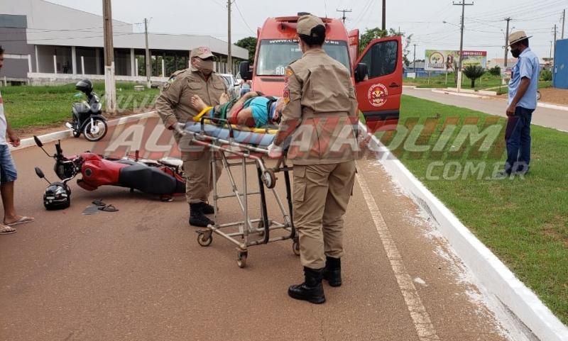Motociclista é socorrido pelos bombeiros após atingir carreta estacionada na Avenida Norte Sul, em Rolim de Moura Motociclista é socorrido pelos bombeiros após atingir carreta estacionada na Avenida Norte Sul, em Rolim de Moura