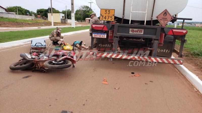 Motociclista é socorrido pelos bombeiros após atingir carreta estacionada na Avenida Norte Sul, em Rolim de Moura Motociclista é socorrido pelos bombeiros após atingir carreta estacionada na Avenida Norte Sul, em Rolim de Moura