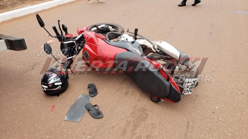Motociclista é socorrido pelos bombeiros após atingir carreta estacionada na Avenida Norte Sul, em Rolim de Moura Motociclista é socorrido pelos bombeiros após atingir carreta estacionada na Avenida Norte Sul, em Rolim de Moura