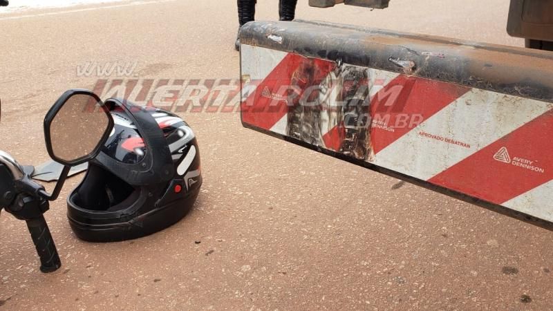 Motociclista é socorrido pelos bombeiros após atingir carreta estacionada na Avenida Norte Sul, em Rolim de Moura Motociclista é socorrido pelos bombeiros após atingir carreta estacionada na Avenida Norte Sul, em Rolim de Moura
