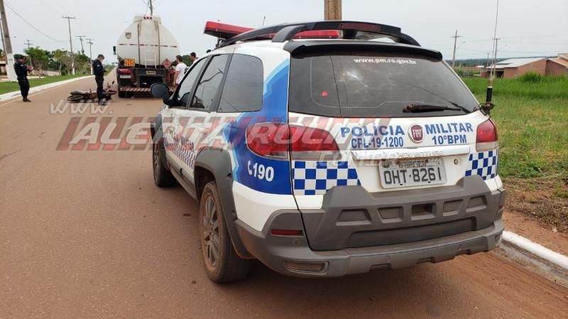 Motociclista é socorrido pelos bombeiros após atingir carreta estacionada na Avenida Norte Sul, em Rolim de Moura Motociclista é socorrido pelos bombeiros após atingir carreta estacionada na Avenida Norte Sul, em Rolim de Moura