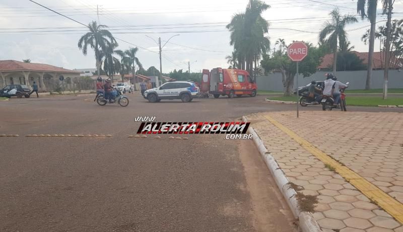 Motociclista sofre fratura exposta na perna, após colisão com caminhão no centro de Rolim de Moura; o motorista do caminhão fugiu do local Motociclista sofre fratura exposta na perna, após colisão com caminhão no centro de Rolim de Moura; o motorista do caminhão fugiu do local