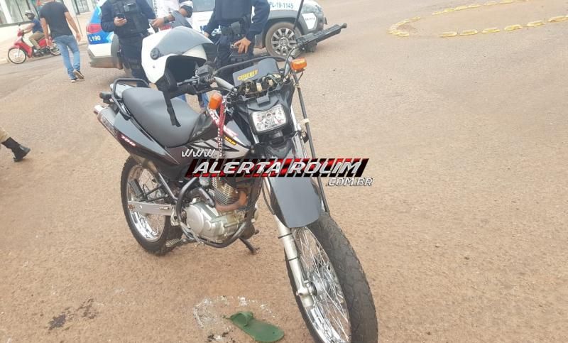 Motociclista sofre fratura exposta na perna, após colisão com caminhão no centro de Rolim de Moura; o motorista do caminhão fugiu do local Motociclista sofre fratura exposta na perna, após colisão com caminhão no centro de Rolim de Moura; o motorista do caminhão fugiu do local
