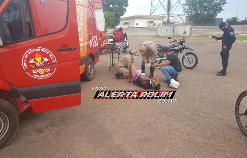 Motociclista sofre fratura exposta na perna, após colisão com caminhão no centro de Rolim de Moura; o motorista do caminhão fugiu do local Motociclista sofre fratura exposta na perna, após colisão com caminhão no centro de Rolim de Moura; o motorista do caminhão fugiu do local