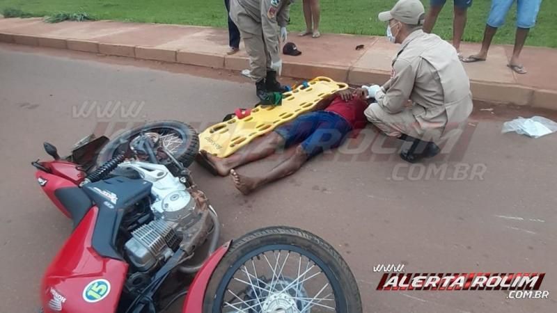 Motociclista sofre queda ao passar sobre quebra-molas na Rua Parnaíba, em Rolim de Moura Motociclista sofre queda ao passar sobre quebra-molas na Rua Parnaíba, em Rolim de Moura