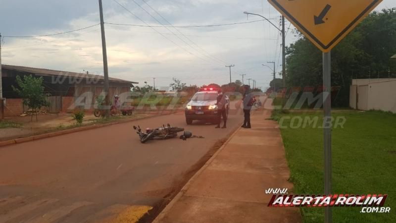 Motociclista sofre queda ao passar sobre quebra-molas na Rua Parnaíba, em Rolim de Moura Motociclista sofre queda ao passar sobre quebra-molas na Rua Parnaíba, em Rolim de Moura