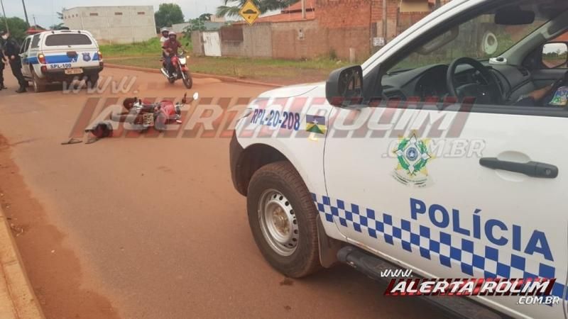 Motociclista sofre queda ao passar sobre quebra-molas na Rua Parnaíba, em Rolim de Moura Motociclista sofre queda ao passar sobre quebra-molas na Rua Parnaíba, em Rolim de Moura