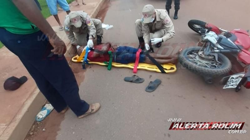 Motociclista sofre queda ao passar sobre quebra-molas na Rua Parnaíba, em Rolim de Moura Motociclista sofre queda ao passar sobre quebra-molas na Rua Parnaíba, em Rolim de Moura