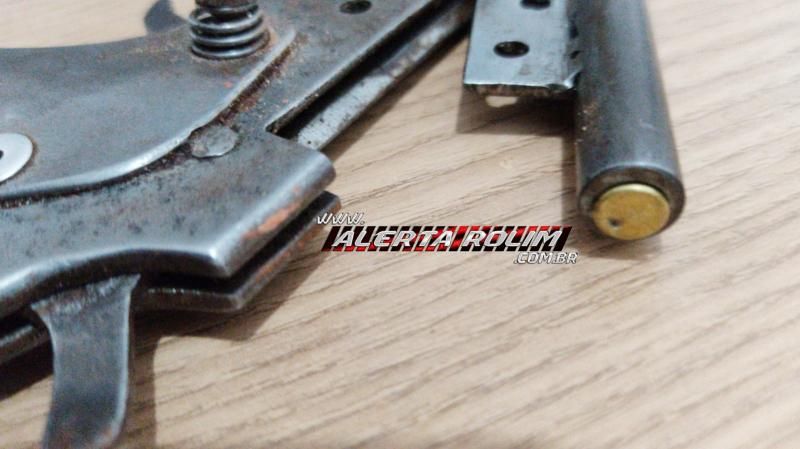 Suspeitos de práticas de roubo são presos pela Polícia Militar em Rolim de Moura com arma de fogo e moto adulterada Suspeitos de práticas de roubo são presos pela Polícia Militar em Rolim de Moura com arma de fogo e moto adulterada