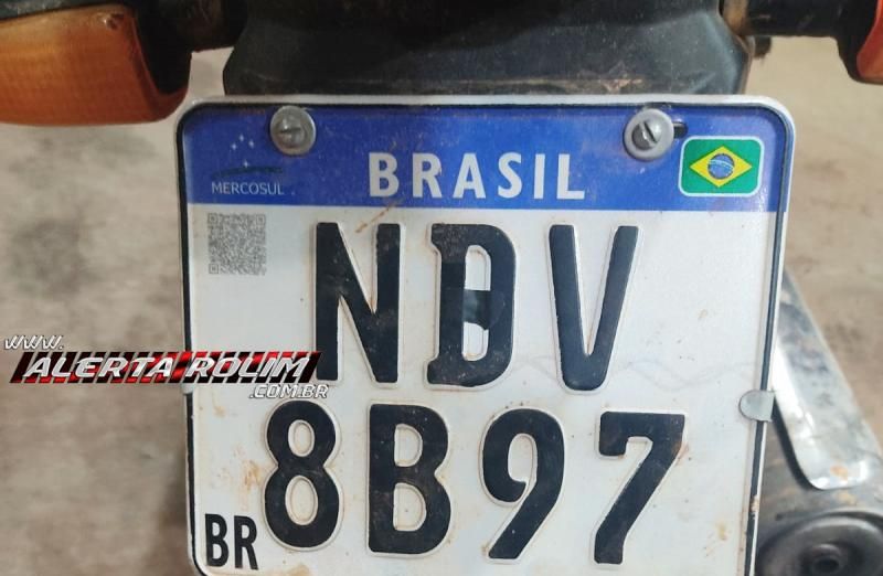Suspeitos de práticas de roubo são presos pela Polícia Militar em Rolim de Moura com arma de fogo e moto adulterada Suspeitos de práticas de roubo são presos pela Polícia Militar em Rolim de Moura com arma de fogo e moto adulterada