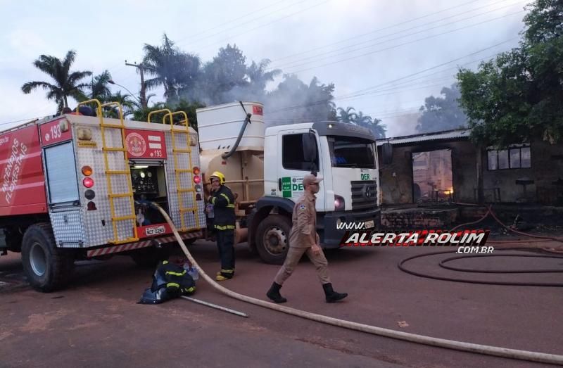 URGENTE - Incêndio de grandes proporções destrói 02 empresas até o momento e uma residência em Rolim de Moura URGENTE - Incêndio de grandes proporções destrói 02 empresas até o momento e uma residência em Rolim de Moura