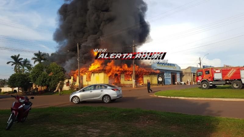 URGENTE - Incêndio de grandes proporções destrói 02 empresas até o momento e uma residência em Rolim de Moura URGENTE - Incêndio de grandes proporções destrói 02 empresas até o momento e uma residência em Rolim de Moura