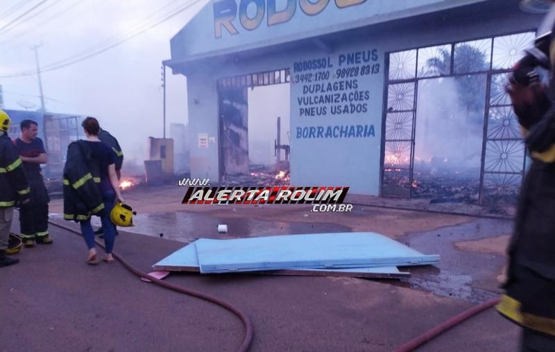 URGENTE - Incêndio de grandes proporções destrói 02 empresas até o momento e uma residência em Rolim de Moura URGENTE - Incêndio de grandes proporções destrói 02 empresas até o momento e uma residência em Rolim de Moura