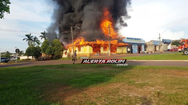 URGENTE - Incêndio de grandes proporções destrói 02 empresas até o momento e uma residência em Rolim de Moura URGENTE - Incêndio de grandes proporções destrói 02 empresas até o momento e uma residência em Rolim de Moura