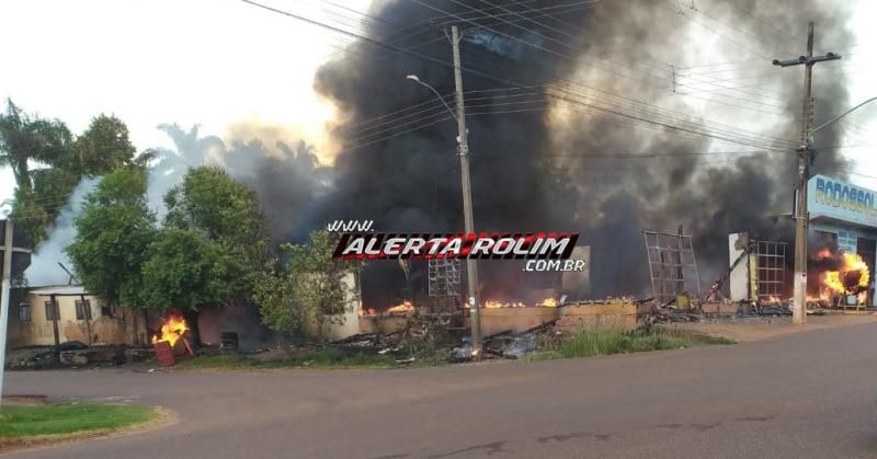 URGENTE - Incêndio de grandes proporções destrói 02 empresas até o momento e uma residência em Rolim de Moura URGENTE - Incêndio de grandes proporções destrói 02 empresas até o momento e uma residência em Rolim de Moura