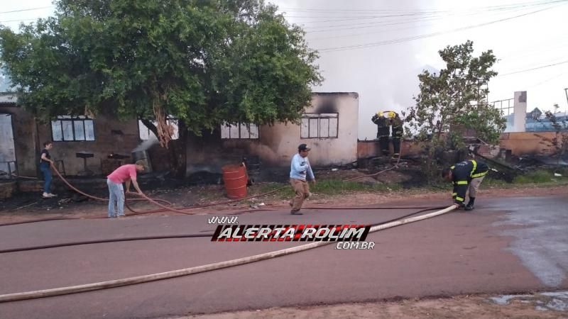URGENTE - Incêndio de grandes proporções destrói 02 empresas até o momento e uma residência em Rolim de Moura URGENTE - Incêndio de grandes proporções destrói 02 empresas até o momento e uma residência em Rolim de Moura