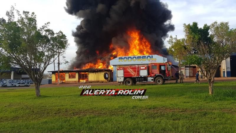 URGENTE - Incêndio de grandes proporções destrói 02 empresas até o momento e uma residência em Rolim de Moura URGENTE - Incêndio de grandes proporções destrói 02 empresas até o momento e uma residência em Rolim de Moura