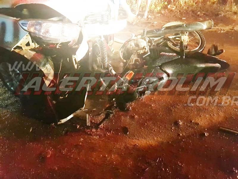 Motociclista fica em estado grave após colidir frontalmente contra táxi na noite de sexta-feira, em Rolim de Moura Motociclista fica em estado grave após colidir frontalmente contra táxi na noite de sexta-feira, em Rolim de Moura