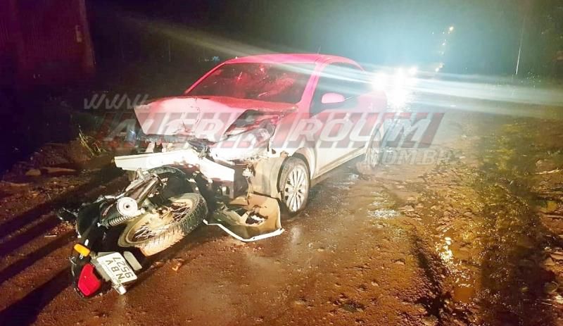 Motociclista fica em estado grave após colidir frontalmente contra táxi na noite de sexta-feira, em Rolim de Moura Motociclista fica em estado grave após colidir frontalmente contra táxi na noite de sexta-feira, em Rolim de Moura