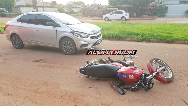 Acidente entre moto e carro deixa motociclista e passageira feridos, em Rolim de Moura Acidente entre moto e carro deixa motociclista e passageira feridos, em Rolim de Moura