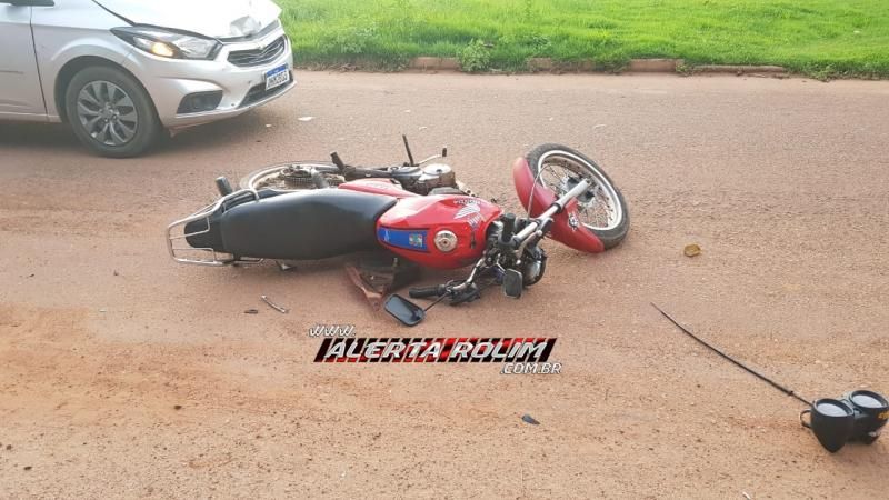 Acidente entre moto e carro deixa motociclista e passageira feridos, em Rolim de Moura Acidente entre moto e carro deixa motociclista e passageira feridos, em Rolim de Moura