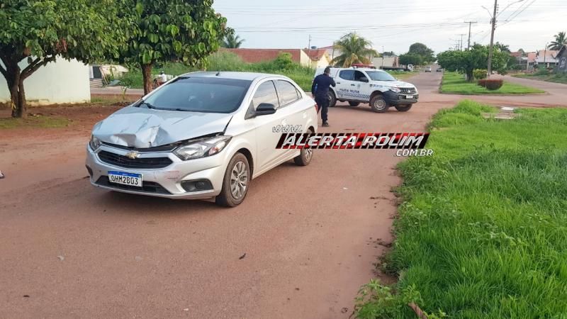 Acidente entre moto e carro deixa motociclista e passageira feridos, em Rolim de Moura Acidente entre moto e carro deixa motociclista e passageira feridos, em Rolim de Moura