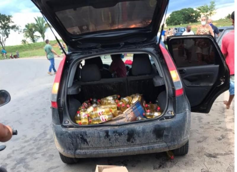 Após carreta tombar no Anel Viário, populares saqueiam carga de óleo de soja em Jí-Paraná - Vídeo Após carreta tombar no Anel Viário, populares saqueiam carga de óleo de soja em Jí-Paraná - Vídeo