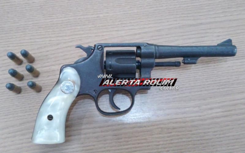 Após denúncia, homem acaba preso pela Polícia Militar com arma de fogo, em Rolim de Moura Após denúncia, homem acaba preso pela Polícia Militar com arma de fogo, em Rolim de Moura