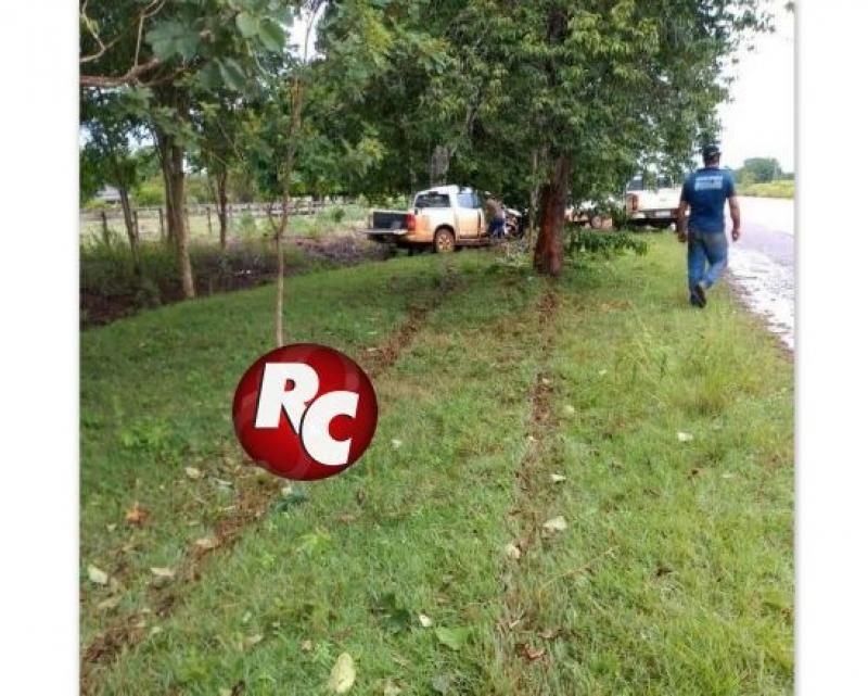 Após desviar de motocicleta, condutor sai da pista e bate contra árvore, às margens da BR-429 em São Francisco do Guaporé Após desviar de motocicleta, condutor sai da pista e bate contra árvore, às margens da BR-429 em São Francisco do Guaporé