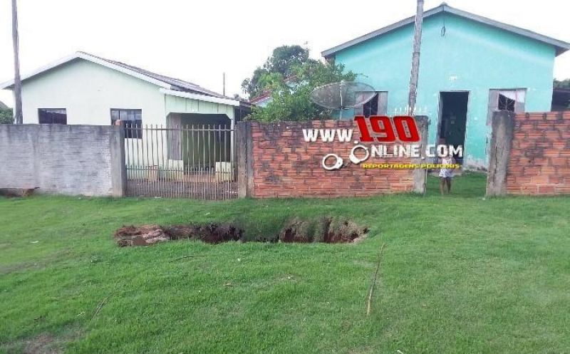 Caminhonete cai dentro de fossa após motorista tentar realizar manobra, em Alta Floresta Caminhonete cai dentro de fossa após motorista tentar realizar manobra, em Alta Floresta