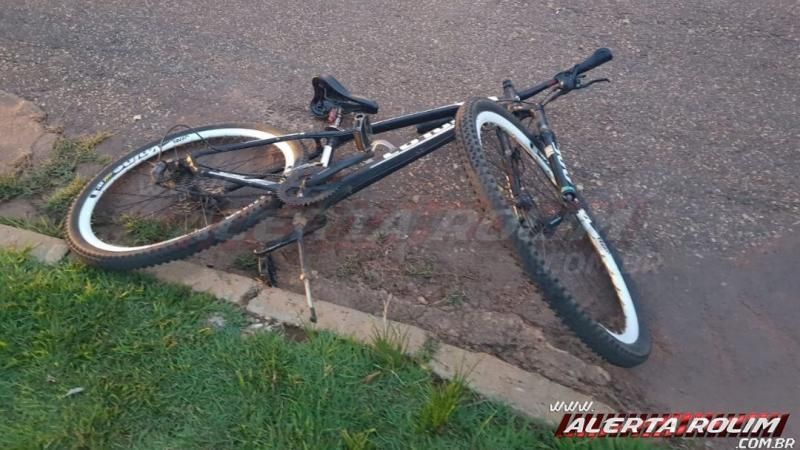 Ciclista se envolve em acidente e é encaminha às pressas ao Hospital Municipal de Rolim de Moura Ciclista se envolve em acidente e é encaminha às pressas ao Hospital Municipal de Rolim de Moura