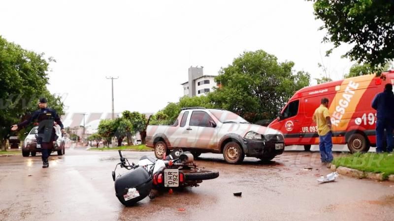 Colisão entre carro e moto resulta em um ferido nesta manhã de segunda-feira, em Rolim de Moura Colisão entre carro e moto resulta em um ferido nesta manhã de segunda-feira, em Rolim de Moura