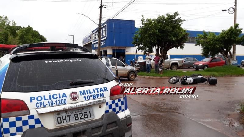 Colisão entre carro e moto resulta em um ferido nesta manhã de segunda-feira, em Rolim de Moura Colisão entre carro e moto resulta em um ferido nesta manhã de segunda-feira, em Rolim de Moura