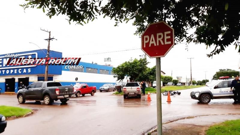 Colisão entre carro e moto resulta em um ferido nesta manhã de segunda-feira, em Rolim de Moura Colisão entre carro e moto resulta em um ferido nesta manhã de segunda-feira, em Rolim de Moura