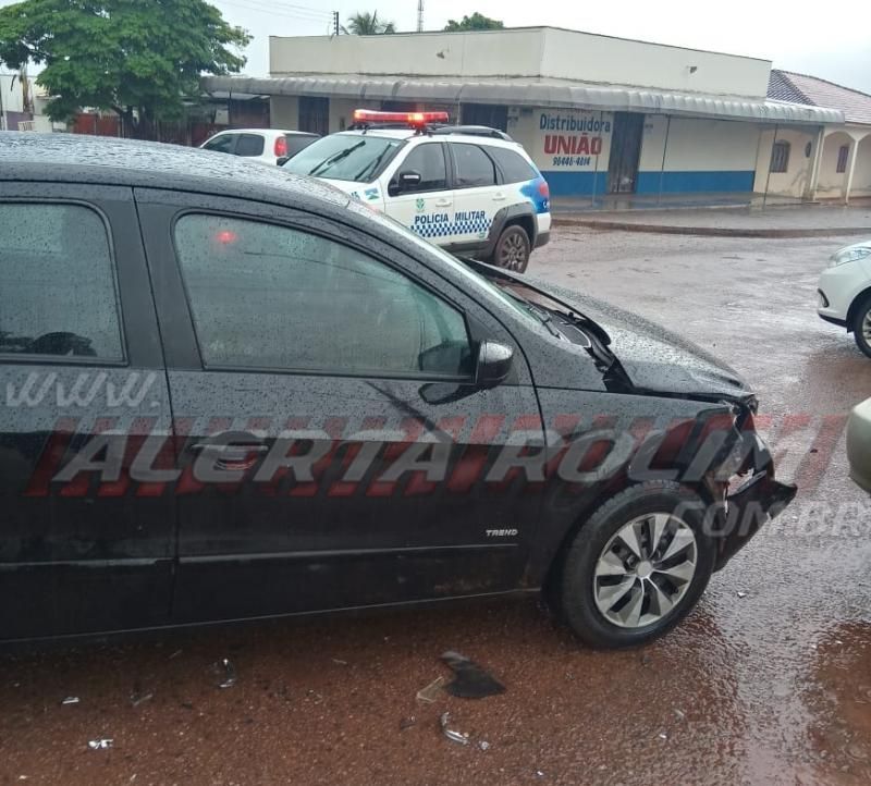 Colisão entre três automóveis é registrada nesta manhã de quarta-feira, em Rolim de Moura Colisão entre três automóveis é registrada nesta manhã de quarta-feira, em Rolim de Moura