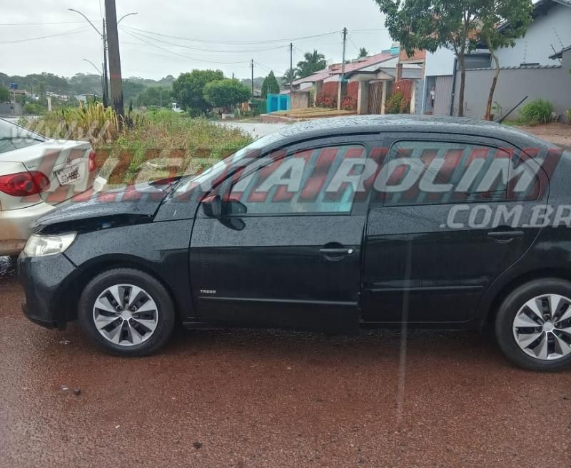 Colisão entre três automóveis é registrada nesta manhã de quarta-feira, em Rolim de Moura Colisão entre três automóveis é registrada nesta manhã de quarta-feira, em Rolim de Moura
