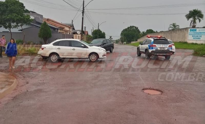 Colisão entre três automóveis é registrada nesta manhã de quarta-feira, em Rolim de Moura Colisão entre três automóveis é registrada nesta manhã de quarta-feira, em Rolim de Moura