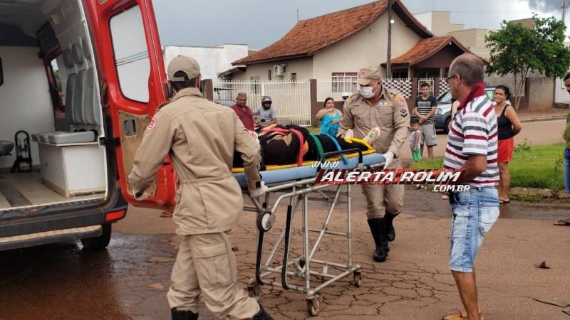 Condutora de moto é socorrida pelos bombeiros militares após colisão com carro, em Rolim de Moura Condutora de moto é socorrida pelos bombeiros militares após colisão com carro, em Rolim de Moura