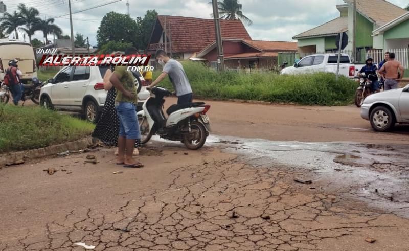 Condutora de moto é socorrida pelos bombeiros militares após colisão com carro, em Rolim de Moura Condutora de moto é socorrida pelos bombeiros militares após colisão com carro, em Rolim de Moura