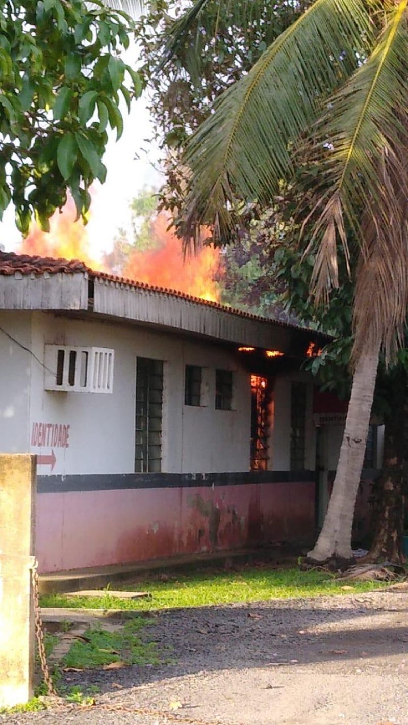 Delegacia em Presidente Médici é consumida por incêndio nesta quinta-feira  Delegacia em Presidente Médici é consumida por incêndio nesta quinta-feira