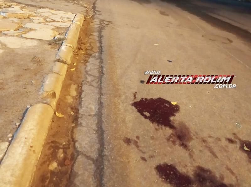 Dupla sofre queda após condutor empinar moto na Rua Rio Madeira, em Rolim de Moura Dupla sofre queda após condutor empinar moto na Rua Rio Madeira, em Rolim de Moura