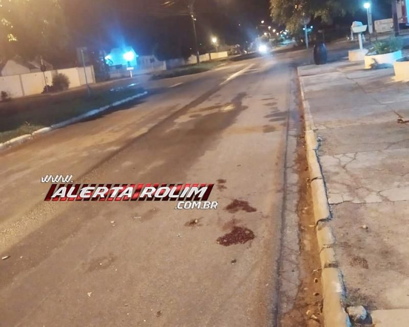 Dupla sofre queda após condutor empinar moto na Rua Rio Madeira, em Rolim de Moura Dupla sofre queda após condutor empinar moto na Rua Rio Madeira, em Rolim de Moura
