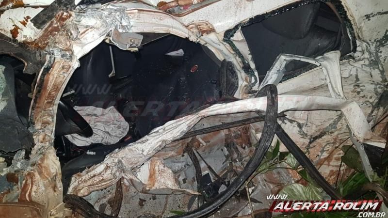 Grave acidente de trânsito é registrado na véspera de Natal em Rolim de Moura Grave acidente de trânsito é registrado na véspera de Natal em Rolim de Moura
