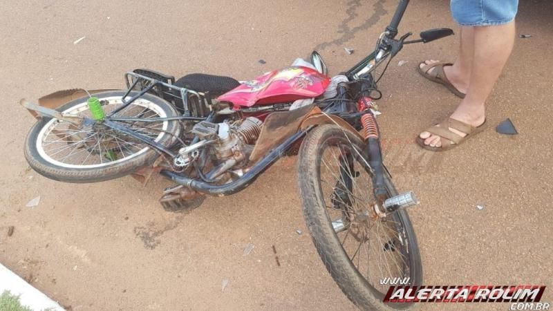 Homem pilotando ciclomotor colide frontalmente com carro no bairro centro em Rolim de Moura Homem pilotando ciclomotor colide frontalmente com carro no bairro centro em Rolim de Moura