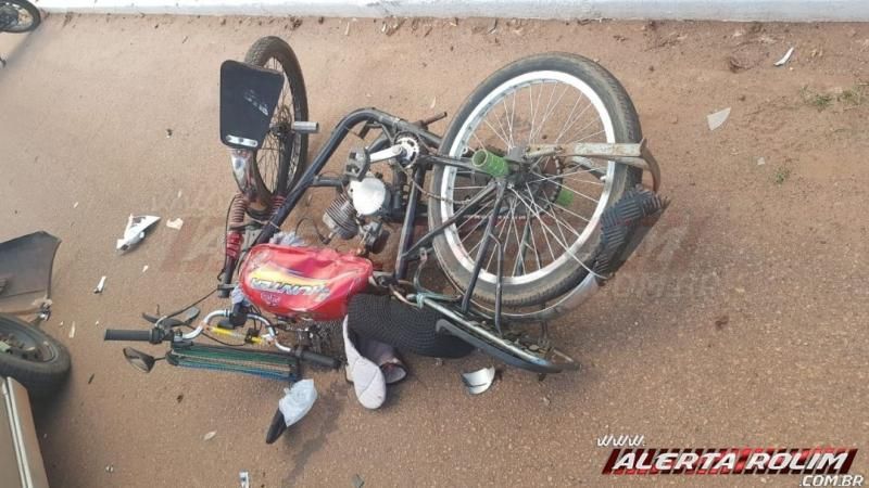 Homem pilotando ciclomotor colide frontalmente com carro no bairro centro em Rolim de Moura Homem pilotando ciclomotor colide frontalmente com carro no bairro centro em Rolim de Moura