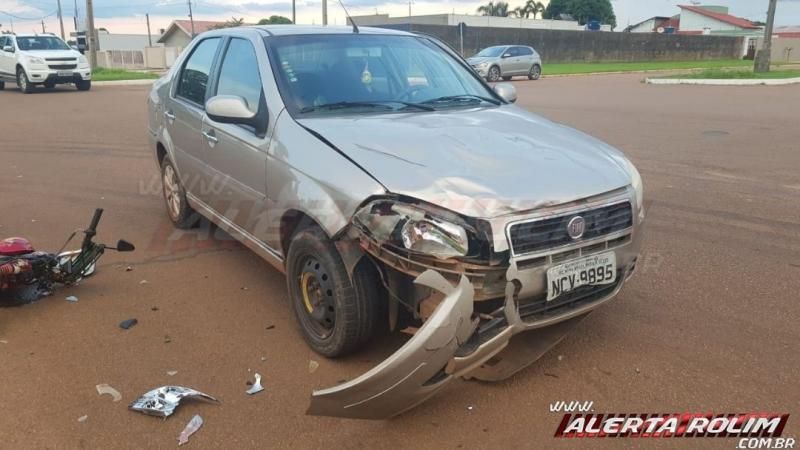 Homem pilotando ciclomotor colide frontalmente com carro no bairro centro em Rolim de Moura Homem pilotando ciclomotor colide frontalmente com carro no bairro centro em Rolim de Moura