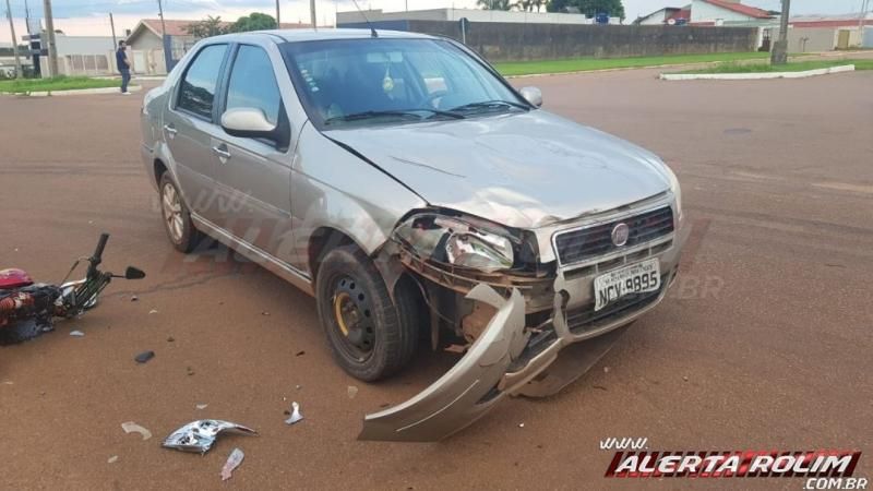Homem pilotando ciclomotor colide frontalmente com carro no bairro centro em Rolim de Moura Homem pilotando ciclomotor colide frontalmente com carro no bairro centro em Rolim de Moura